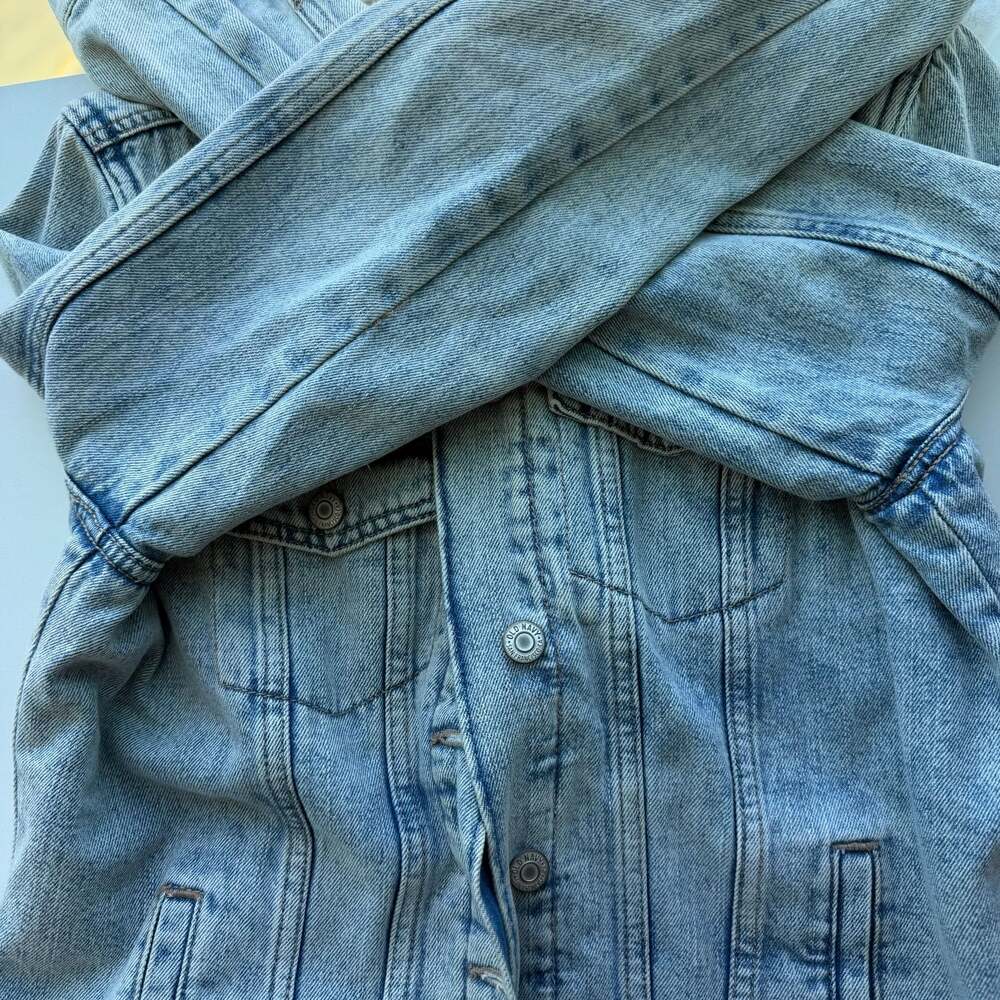 Old Navy Sherpa-Lined Denim Trucker Jacket in Light Wash Size Medium - Picture 6 of 6